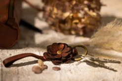 Schlüsselring mit Anhänger 'Blume' aus Leder