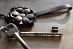 Schlüsselring mit Anhänger 'Blume' aus Leder