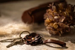 Schlüsselring mit Anhänger 'Blume' aus Leder