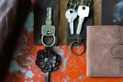 Schlüsselring mit Anhänger 'Blume' aus Leder