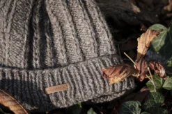 Strickmütze mit Pompon
