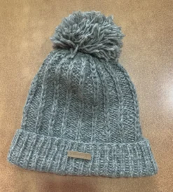 Strickmütze mit Pompon