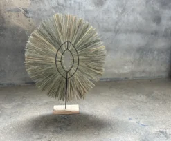 Strohskulptur auf Sockel