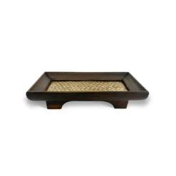 Tablett aus Holz und Schilfgeflecht