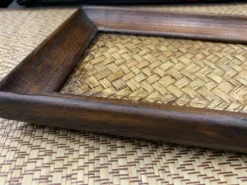 Tablett aus Mangoholz und Schilfgeflecht