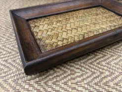 Tablett aus Mangoholz und Schilfgeflecht
