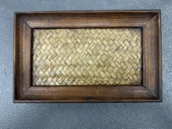 Tablett aus Mangoholz und Schilfgeflecht