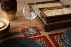 Tablett aus Mangoholz und Schilfgeflecht