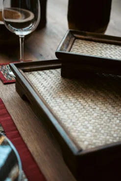 Tablett aus Mangoholz und Schilfgeflecht