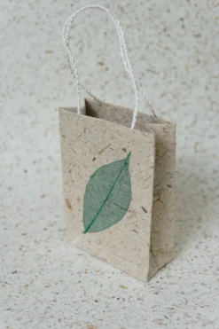Tasche aus handgeschöpftem Papier