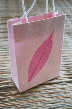 Tasche aus handgeschöpftem Papier
