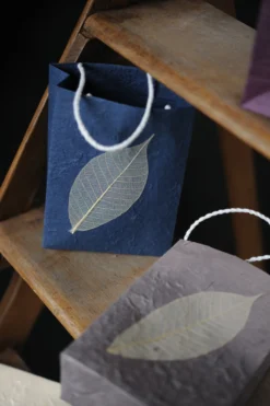 Tasche aus handgeschöpftem Papier