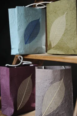 Tasche aus handgeschöpftem Papier