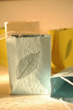 Tasche aus handgeschöpftem Papier