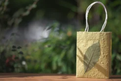 Tasche aus handgeschöpftem Papier