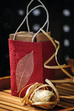 Tasche aus handgeschöpftem Papier