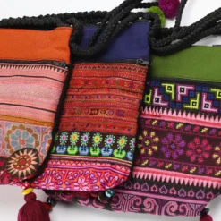 Taschen mit traditionellen Stickereien