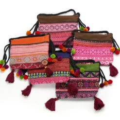 Taschen mit traditionellen Stickereien