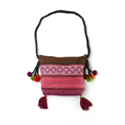 Taschen mit traditionellen Stickereien