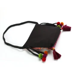 Taschen mit traditionellen Stickereien