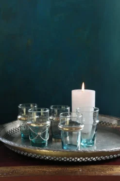 Teeglas mit Metallverzierung