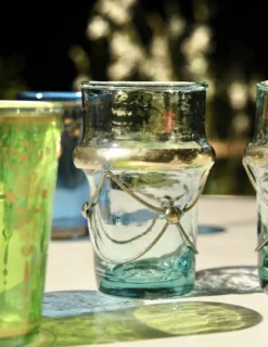 Teeglas mit Metallverzierung