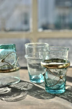 Teeglas mit Metallverzierung