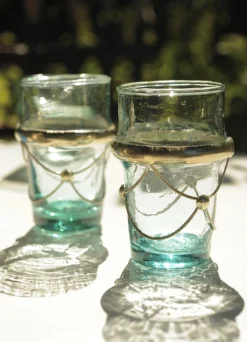 Teeglas mit Metallverzierung