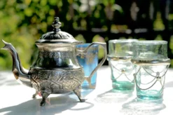 Teeglas mit Metallverzierung