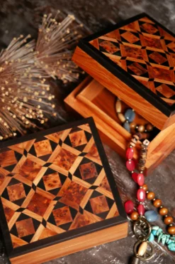 Thuja Box mit Intarsien