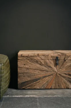 Truhe aus altem Holz