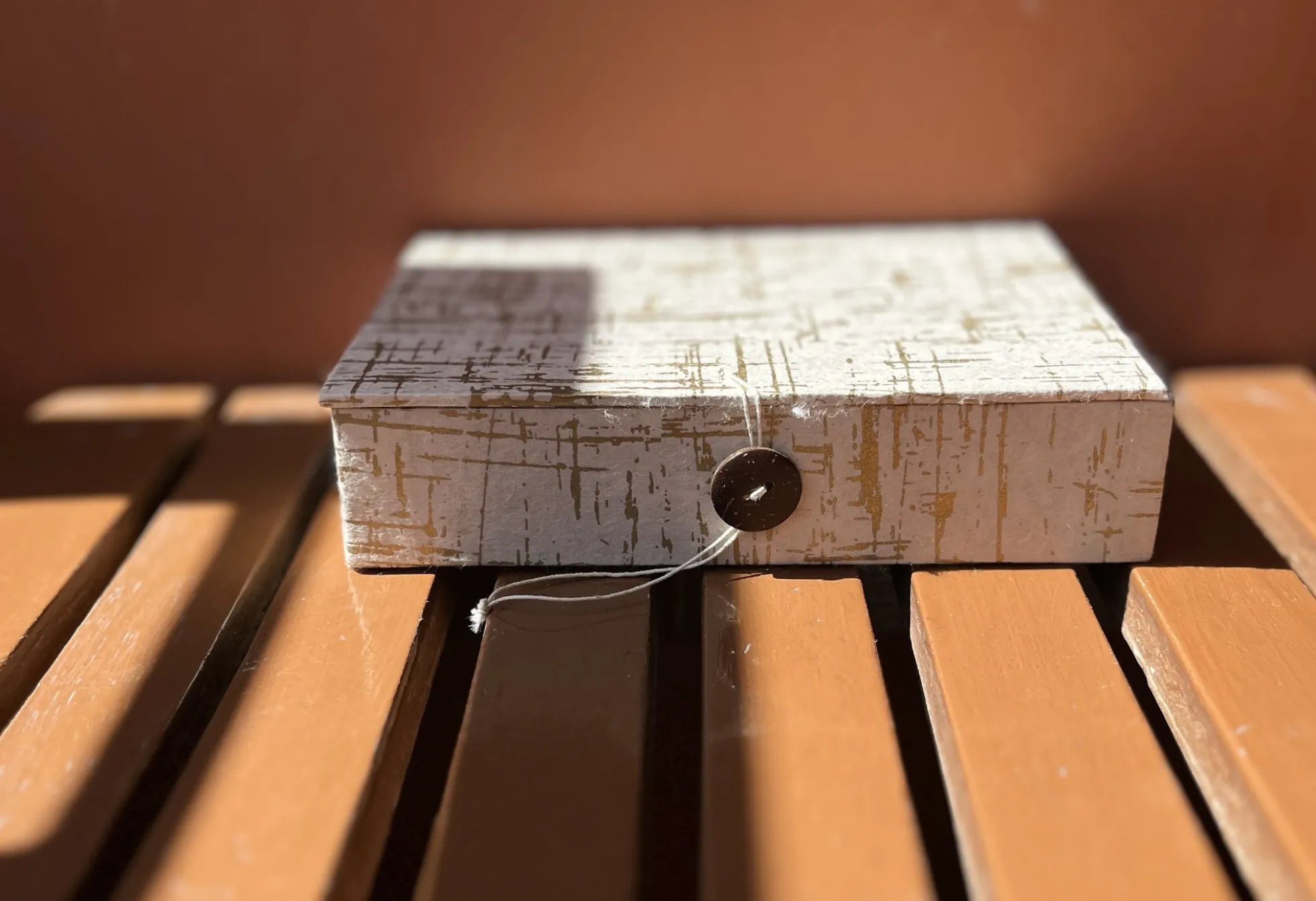 Utensilien-Box aus Loktapapier
