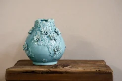 Vase 'Thunbergia' mit handmodellierten Blüten