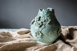 Vase 'Thunbergia' mit handmodellierten Blüten