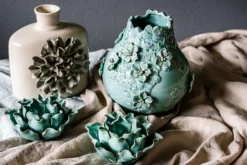 Vase 'Thunbergia' mit handmodellierten Blüten