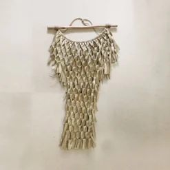 Wandschmuck aus geflochtenen Palmblättern