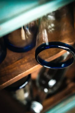 Wasserglas mit blauem Rand
