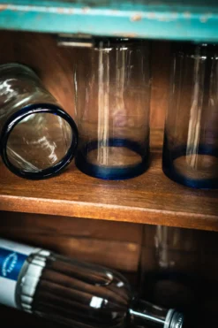 Wasserglas mit blauem Rand