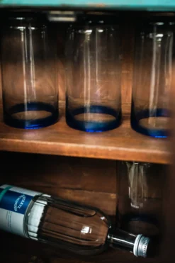Wasserglas mit blauem Rand