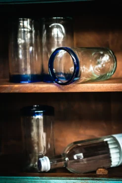 Wasserglas mit blauem Rand