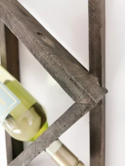 Weinregal mit Glashaltern