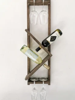 Weinregal mit Glashaltern