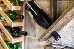 Weinregal mit Glashaltern