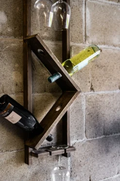Weinregal mit Glashaltern