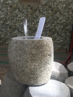 Zahnbürstenhalter aus Flussstein