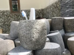 Zahnbürstenhalter aus Flussstein