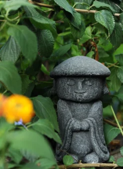 Zementfigur 'Jizo mit Hut'