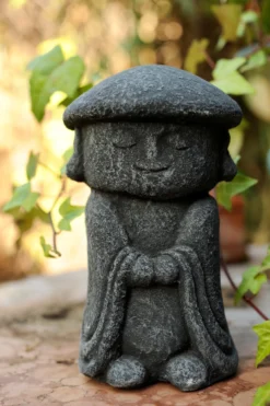 Zementfigur 'Jizo mit Hut'
